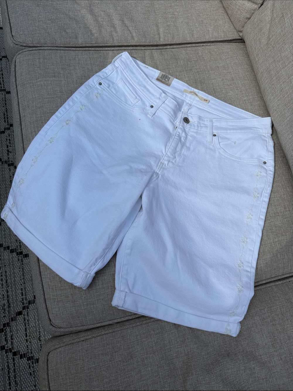 Levi’s Bermuda shaping Short White Women's Embroidered Denim Shorts 16W NWT